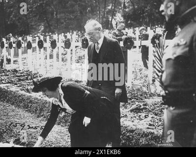 Le président Woodrow Wilson décorant la tombe d'un soldat américain au cimetière militaire américain. Surnes, près de Paris, France CA. Mai 1919 Banque D'Images