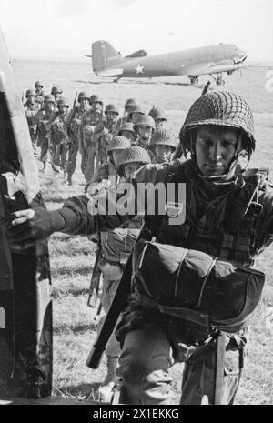 Légende originale : les parachutistes de la 82e division aéroportée entrent dans l'avion d'où ils vont sauter, pendant l'entraînement à l'invasion sous la direction de la 5e armée, commandée par le lieutenant général Mark W. Clark, Oujda, FR. Maroc, Afrique du Nord. Aussi : 505e régiment d'infanterie.' env. 1943 Banque D'Images