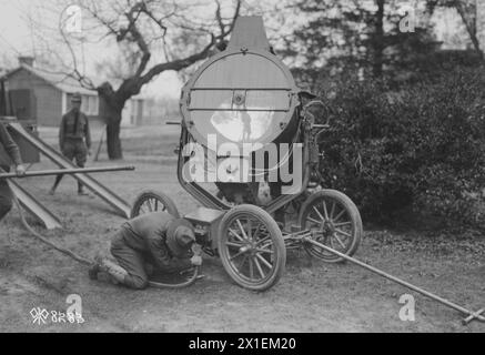 Un soldat connecte un câble d'alimentation à un projecteur antiaérien mobile à Washington Barracks D.C. CA. 1918 Banque D'Images