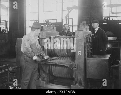 Un ouvrier dans l'atelier de forge de l'usine Remington Arms and Ammunition Factory à Bridgeport CT roulant des barils chauds pour la Browning Heavy machine Gun CA. 1918 Banque D'Images