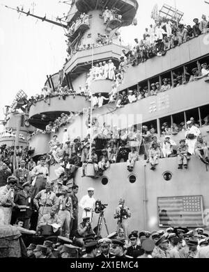 Les spectateurs et les photographes choisissent des points de vue sur le pont de l'USS MISSOURI dans la baie de Tokyo, pour assister à la procédure formelle de reddition japonaise env. 1945 Banque D'Images