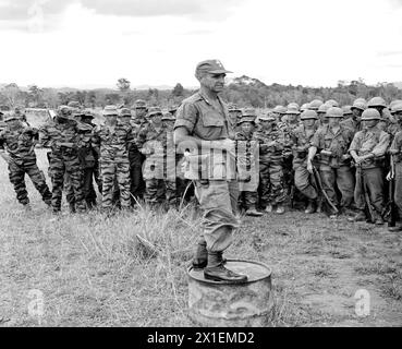 Guerre du Vietnam : le brigadier-général Willard Pearson de la 101st Airborne Brigade informe les troupes sur la prochaine opération 'Eagle Bait' CA. 1966 Banque D'Images