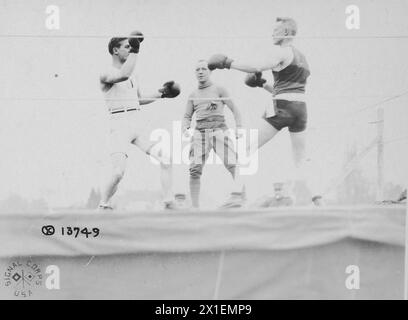 George Carpenter, champion de France de boxe poids lourds, battant avec un soldat américain lors d'une rencontre sportive du YMCA en tous points Aignan, France CA. 1918 Banque D'Images