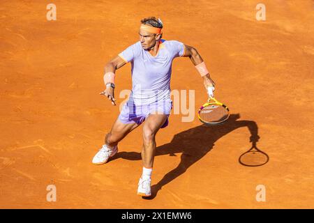 Rafael Nadal joue au tennis sur terre battue à l'Open de Barcelone en 2024 Banque D'Images