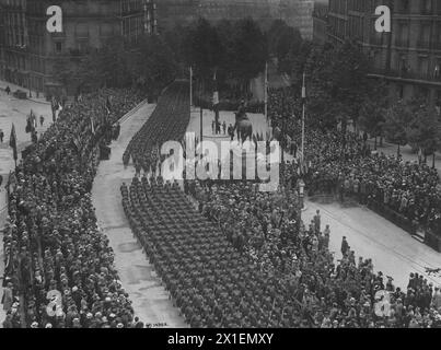 (Légende originale) fantassins américains passant en revue lors de cérémonies lors d'une célébration du 4 juillet pour le nom d'une rue à Paris pour le président Woodrow Wilson CA. 1918 Banque D'Images