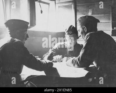 Soldats jouant aux cartes dans un dugout dans le équipé Mihiel région de France CA. 1918 Banque D'Images