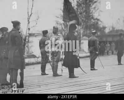 Garde américaine et porteurs de couleur russes dans Archange Russia CA. 1918 Banque D'Images