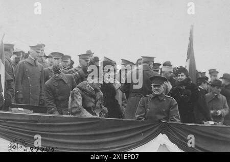 Le président Woodrow Wilson, le général Pershing et l'ambassadeur Jusserand lors de l'examen des troupes à Langres France CA. 1918 Banque D'Images