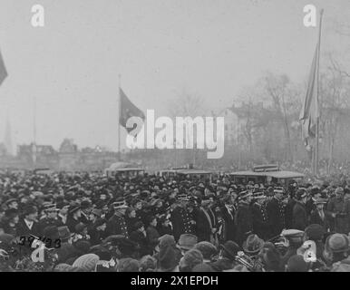 Foule à l'extérieur de l'enceinte du palais à Bruxelles Belgique lorsque le roi et la reine sont retournés au palais pour la première fois depuis l'occupation allemande de Bruxelles CA. 1918 Banque D'Images