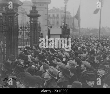 Foule à l'extérieur de l'enceinte du palais à Bruxelles Belgique lorsque le roi et la reine sont retournés au palais pour la première fois depuis l'occupation allemande de Bruxelles CA. 1918 Banque D'Images