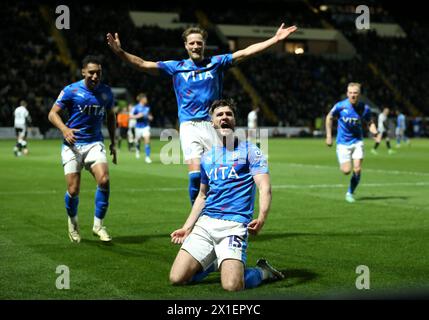 Ethan Pye de Stockport County célèbre avoir marqué le cinquième but de son équipe lors du match de Sky Bet League Two à Meadow Lane, Nottingham. Date de la photo : mardi 16 avril 2024. Banque D'Images