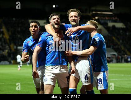 Ethan Pye de Stockport County célèbre avoir marqué le cinquième but de son équipe lors du match de Sky Bet League Two à Meadow Lane, Nottingham. Date de la photo : mardi 16 avril 2024. Banque D'Images