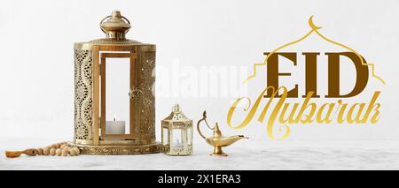 Lanternes arabes, lampe, perles de prière et texte Eid MOUBARAK (Bienheureux Eid) sur fond clair Banque D'Images