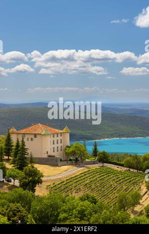 Ville provençale typique d'Aiguines avec Lac de Sainte-Croix, Parc naturel du Verdon, Alpes-de-haute-Provence, Provence, France Banque D'Images