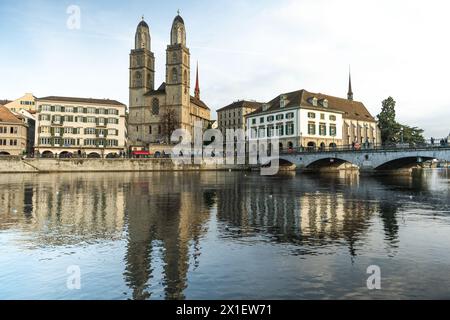 Le Grossmunster est une église protestante de style roman en Suisse Banque D'Images