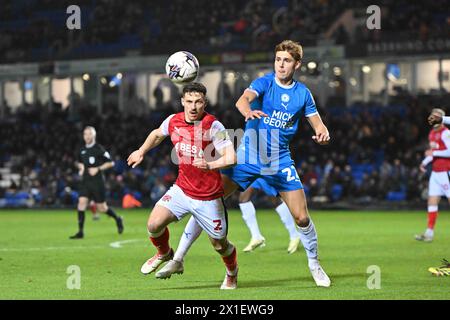 Carl Johnson (2 Fleetwood) défié par Hector Kyprianou (22 Peterborough United) lors du match de Sky Bet League 1 entre Peterborough et Fleetwood Town à London Road, Peterborough le mardi 16 avril 2024. (Photo : Kevin Hodgson | mi News) crédit : MI News & Sport /Alamy Live News Banque D'Images