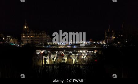 L'extrémité est de la gare d'Edinbrugh Waverley la nuit avec un Scotrail Inter7City St dans la gare Banque D'Images