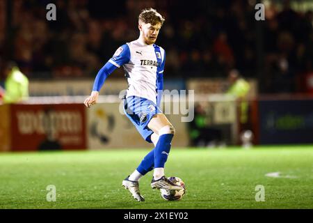 Kian Spence de Barrow AFC sur le ballon lors du match de Sky Bet League 2 entre Crawley Town et Barrow au Broadfield Stadium, Crawley le mardi 16 avril 2024. (Photo : Tom West | mi News) crédit : MI News & Sport /Alamy Live News Banque D'Images