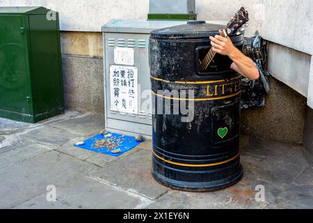 Cambridge, Royaume-Uni - 1er juin 2019 - joueur de guitare Litter bin Banque D'Images