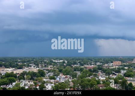 Tempête sombre et lourde roulant au-dessus de Lakewood près du lac Érié dans le nord-est de l'Ohio, États-Unis Banque D'Images