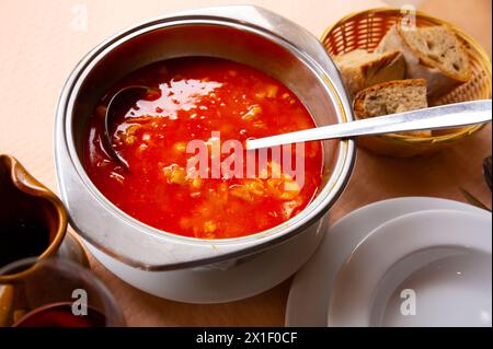 Callos alimentaires aux pois chiches, poivre et tripe de bœuf, servis dans un bol Banque D'Images