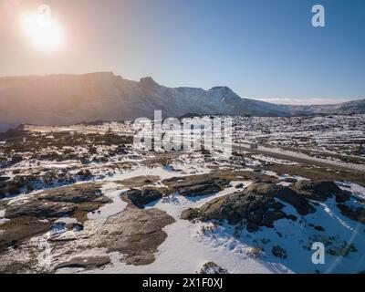 Vue aérienne du paysage de montagne enneigé pendant la saison de printemps à Serra da Estrela, Portugal Banque D'Images