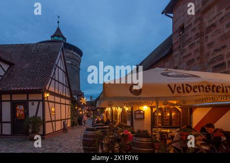 Handwerkerhof dans le soi-disant Waffenhof à la tour du mur de la ville Frauentor, restaurant Nürnberg, Nuremberg Mittelfranken, moyenne Franconie Bayern, Bavar Banque D'Images
