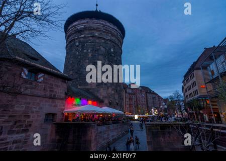 Handwerkerhof dans le soi-disant Waffenhof à la tour du mur de la ville Frauentor, restaurant Nürnberg, Nuremberg Mittelfranken, moyenne Franconie Bayern, Bavar Banque D'Images