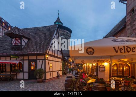 Handwerkerhof dans le soi-disant Waffenhof à la tour du mur de la ville Frauentor, restaurant Nürnberg, Nuremberg Mittelfranken, moyenne Franconie Bayern, Bavar Banque D'Images