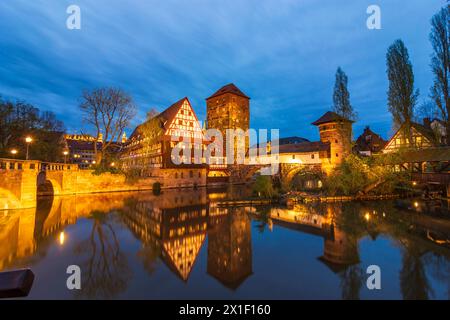 rivière Pegnitz, Château, maison Weinstadel, tour Wasserturm, maison Henkerhaus, pont Henkersteg FLTR Nürnberg, Nuremberg Mittelfranken, moyen-Franconi Banque D'Images