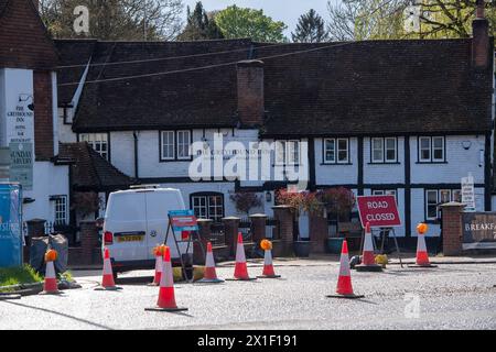 Chalfont St Peter, Royaume-Uni. 16 avril 2024. Huit pétroliers de Thames Water Contractors faisaient la queue devant le village de Chalfont St Peter dans le Buckinghamshire aujourd'hui pour emporter les eaux de crue si nécessaire. C'est un spectacle familier dans le village depuis la mi-janvier après les eaux usées et les inondations souterraines. L'entrée du village reste fermée, cependant, les commerces sont accessibles par un autre itinéraire. Une réunion de mise à jour sur les inondations émotionnelles a eu lieu dans le village ce soir, où les résidents locaux ont interrogé Thames Water, le conseil du Buckinghmshire, l'agence de l'environnement et d'autres parties prenantes sur l'on Banque D'Images