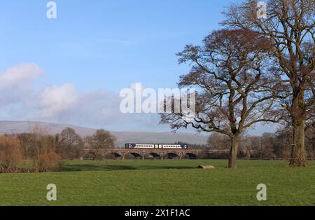 Le train 158902 de la classe 158 du Northern Rail traverse le viaduc de Melling sur la pittoresque petite ligne de chemin de fer nord-ouest. Banque D'Images