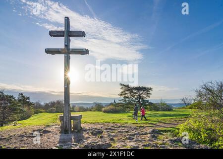 Montagne Staffelberg, sommet croix, vue à la chapelle Adelgundiskapelle Bad Staffelstein Oberfranken, haute Franconie Bayern, Bavière Allemagne Banque D'Images