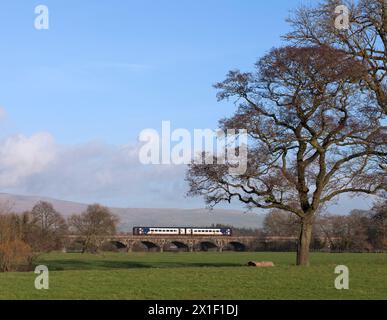 Le train 158902 de la classe 158 du Northern Rail traverse le viaduc de Melling sur la pittoresque petite ligne de chemin de fer nord-ouest. Banque D'Images