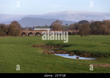 Le train 158795 de la classe 158 du Northern Rail traverse le viaduc de Melling sur la pittoresque petite ligne de chemin de fer nord-ouest. Banque D'Images