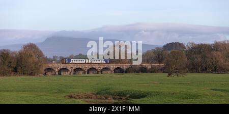 Le train 158795 de la classe 158 du Northern Rail traverse le viaduc de Melling sur la pittoresque petite ligne de chemin de fer nord-ouest. Banque D'Images