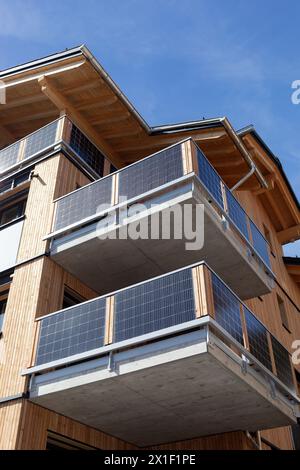 panneaux solaires sur les balcons d'une maison en bois Banque D'Images