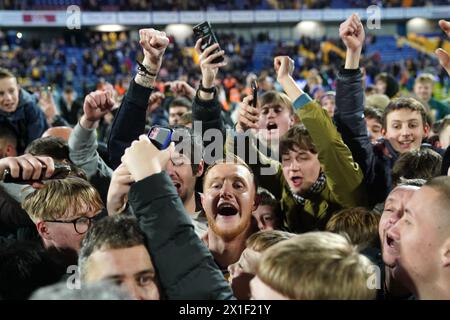 Les fans de Mansfield Town célèbrent la promotion en Sky Bet League One après le match Sky Bet League Two au One Call Stadium de Mansfield. Date de la photo : mardi 16 avril 2024. Banque D'Images