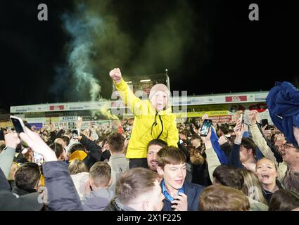 Les fans de Mansfield Town célèbrent la promotion en Sky Bet League One après le match Sky Bet League Two au One Call Stadium de Mansfield. Date de la photo : mardi 16 avril 2024. Banque D'Images