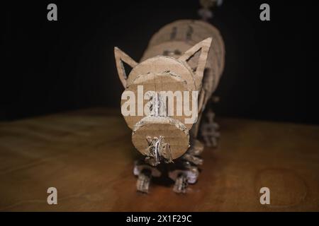 Kuantan pahang, Malaisie - 25 mai 2020 : sculpture artisanale de chat en carton avec fond noir créée par l'artiste nommé Khairul Nizam Banque D'Images