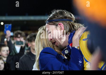 Mansfield, Royaume-Uni. 16 avril 2024. Aden Flint (14 ans), défenseur du Mansfield Town FC, célèbre la promotion après le match de Mansfield Town FC contre Accrington Stanley FC SKY BET EFL League 2 au One Call Stadium, Mansfield, Angleterre, Royaume-Uni le 16 avril 2024 Credit : Every second Media/Alamy Live News Banque D'Images