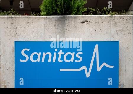 Madrid, Espagne. 15 avril 2024. Logo Sanitas, la plus grande compagnie d'assurance santé d'Espagne. (Photo de Xavi Lopez/SOPA images/Sipa USA) crédit : Sipa USA/Alamy Live News Banque D'Images