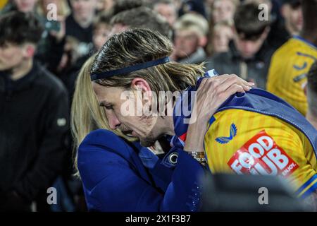 Mansfield, Royaume-Uni. 16 avril 2024. Aden Flint (14 ans), défenseur du Mansfield Town FC, célèbre la promotion après le match de Mansfield Town FC contre Accrington Stanley FC SKY BET EFL League 2 au One Call Stadium, Mansfield, Angleterre, Royaume-Uni le 16 avril 2024 Credit : Every second Media/Alamy Live News Banque D'Images