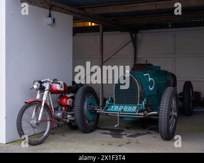 Avril 2024 - Classic Italian Motorbike & Bugatti type 54 lors de la 81e réunion des membres à Goodwood Banque D'Images