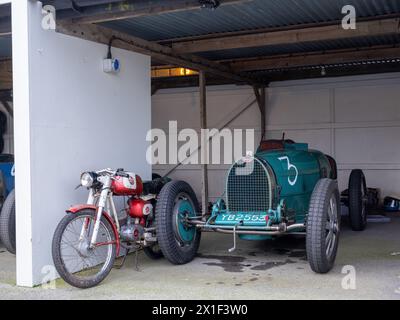 Avril 2024 - Classic Italian Motorbike & Bugatti type 54 lors de la 81e réunion des membres à Goodwood Banque D'Images