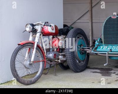 Avril 2024 - Classic Italian Motorbike & Bugatti type 54 lors de la 81e réunion des membres à Goodwood Banque D'Images