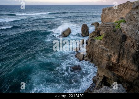 Les eaux turquoises rugueuses de l'océan Pacifique sculptent des falaises déchiquetées dans la roche volcanique le long de la côte de Koloa, Hawaï sur l'île de Kauai Banque D'Images