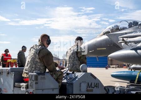 Les aviateurs de l'US Air Force affectés à la 366th Fighter Wing chargent des munitions sur un F-15E Strike Eagle lors de l'exercice double Barrel 24-1 à Gowen Field, Idaho, le 9 avril 2024. Cet exercice a été mené pour tester les capacités d'emploi et de préparation au combat agile. (Photo de l'US Air Force par Airman Keagan Lee) Banque D'Images