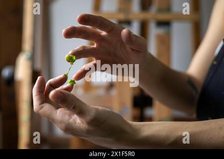 Gros plan des mains d'une artiste latino-américaine méconnaissable montrant les doigts de sa main avec de la peinture. Concept d'artiste et de passe-temps Banque D'Images