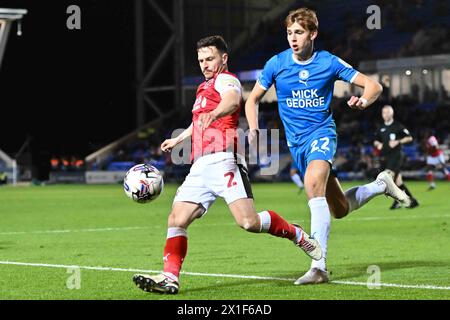 Carl Johnson (2 Fleetwood) défié par Hector Kyprianou (22 Peterborough United) lors du match de Sky Bet League 1 entre Peterborough et Fleetwood Town à London Road, Peterborough le mardi 16 avril 2024. (Photo : Kevin Hodgson | mi News) crédit : MI News & Sport /Alamy Live News Banque D'Images